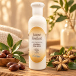 Baume démêlant bio Ciel d'Azur 250ml entouré de feuilles de jojoba sur bois naturel