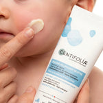 Baume Relipidant Neutre Centifolia bio appliqué sur peau sensible bébé