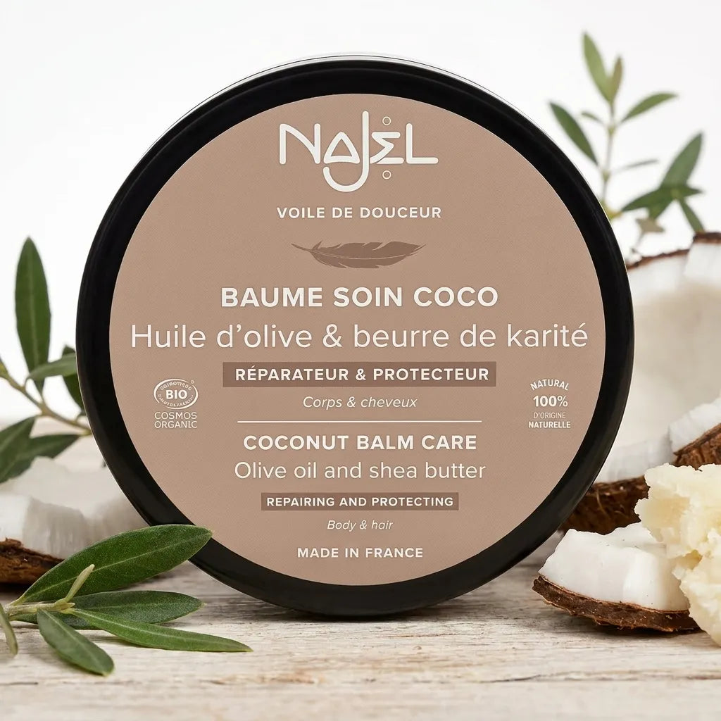 Baume coco bio Najel en pot noir sur surface en bois avec noix de coco et ingrédients naturels