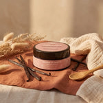 Beurre de karité vanille bio Najel sur lin terracotta avec gousses de vanille
