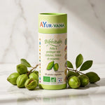 Bibhitaki bio 60 gélules Ayurvana avec fruits frais sur marbre blanc, complément alimentaire Ayurvédique