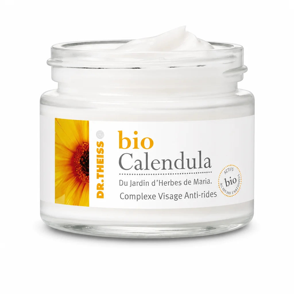 Pot de crème visage Bio Calendula Dr.Theiss avec pompe dorée sur fond blanc
