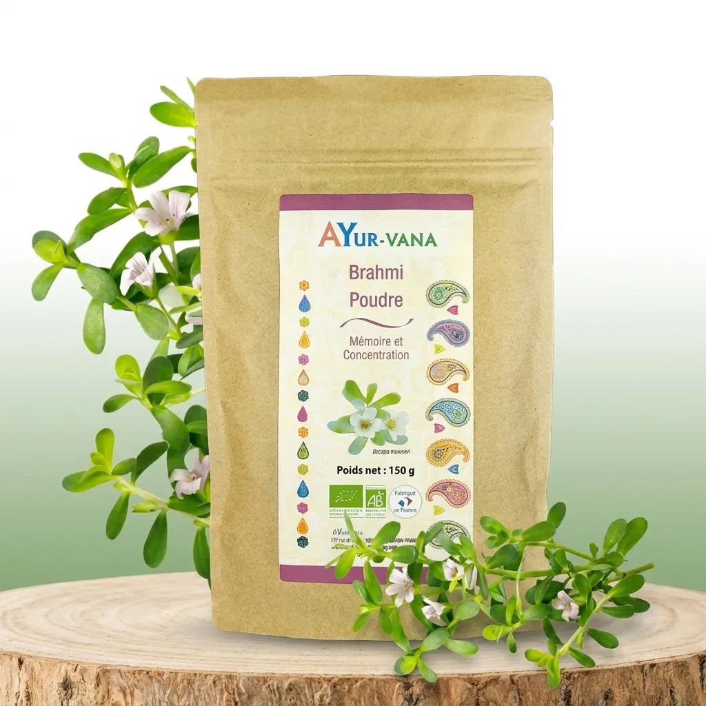 Brahmi Bio poudre Ayurvana avec plante Bacopa monnieri sur surface bois naturelle
