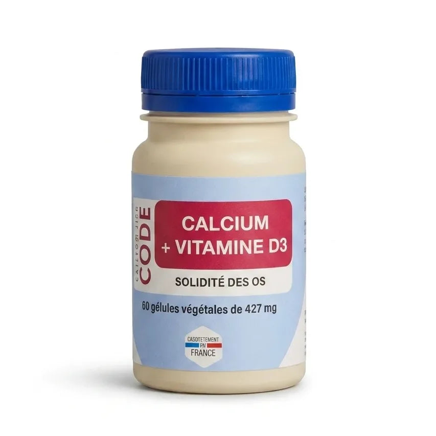 Flacon de supplément Calcium + Vitamine D3 avec bouchon bleu et étiquette CODE rouge sur fond blanc