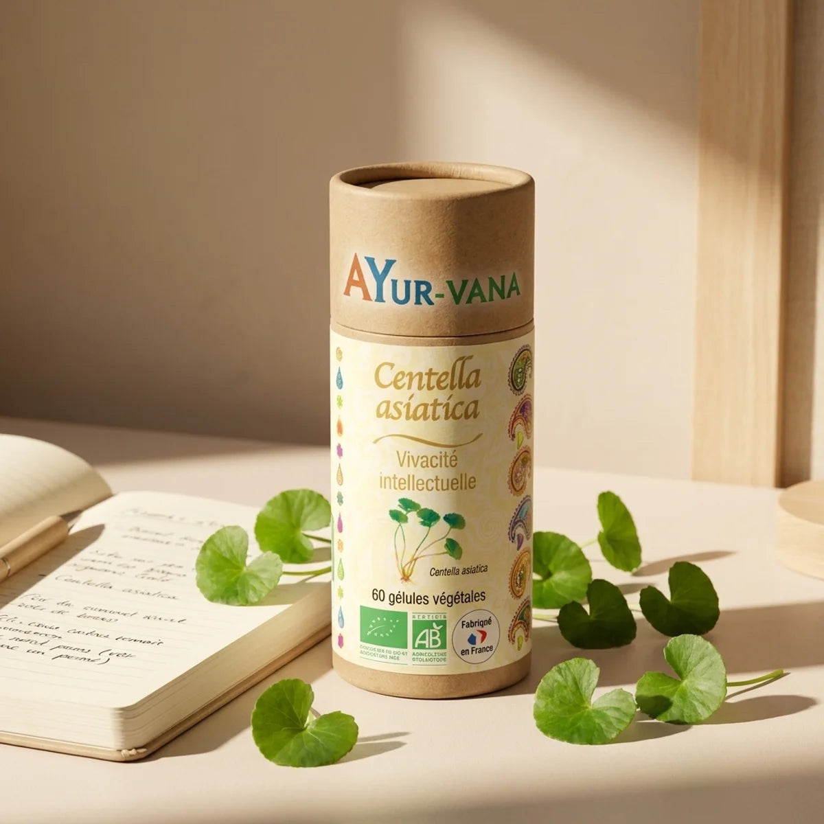 Bouteille Centella Asiatica bio 60 gélules Ayur-Vana avec feuilles de gotu kola sur bureau minimaliste