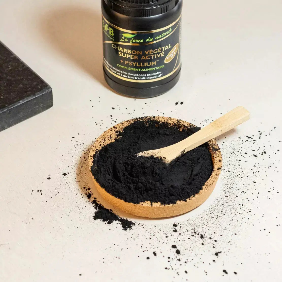 de la poudre de Charbon Végétal Super Activé + Psyllium Bio dans une coupelle en bois