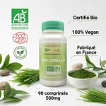 Chlorella bio vegan en comprimés certifiée avec packaging, badges et éléments naturels