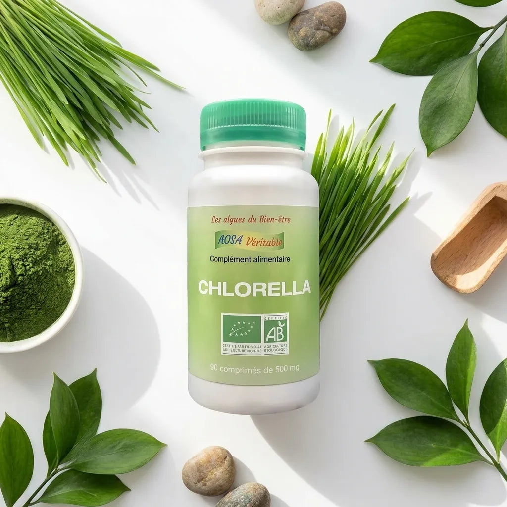 Chlorella bio en comprimés avec herbe de blé frais sur surface blanche minimaliste
