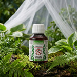 Concentré anti-larves MoustiCare en bouteille ambrée dans un jardin avec moustiquaire