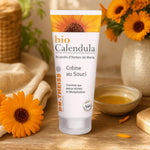 Crème au Souci Bio Calendula Dr. Theiss entourée de fleurs de calendula frais sur vanité wellness