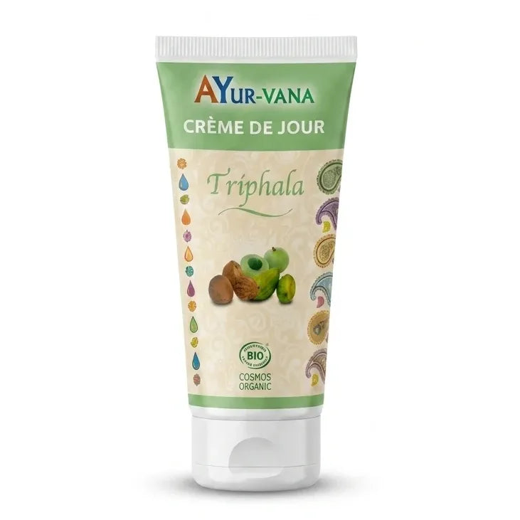 Crème de jour visage Triphala bio Ayurvana tube vert et beige sur fond blanc