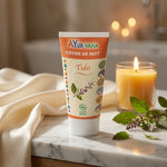 Crème de nuit Tulsi bio Ayurvana sur vanité en marbre avec feuilles de tulsi et bougie