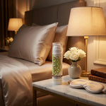Crème de Nuit Cassiopée sur table de nuit luxe avec lampe et fleurs blanches
