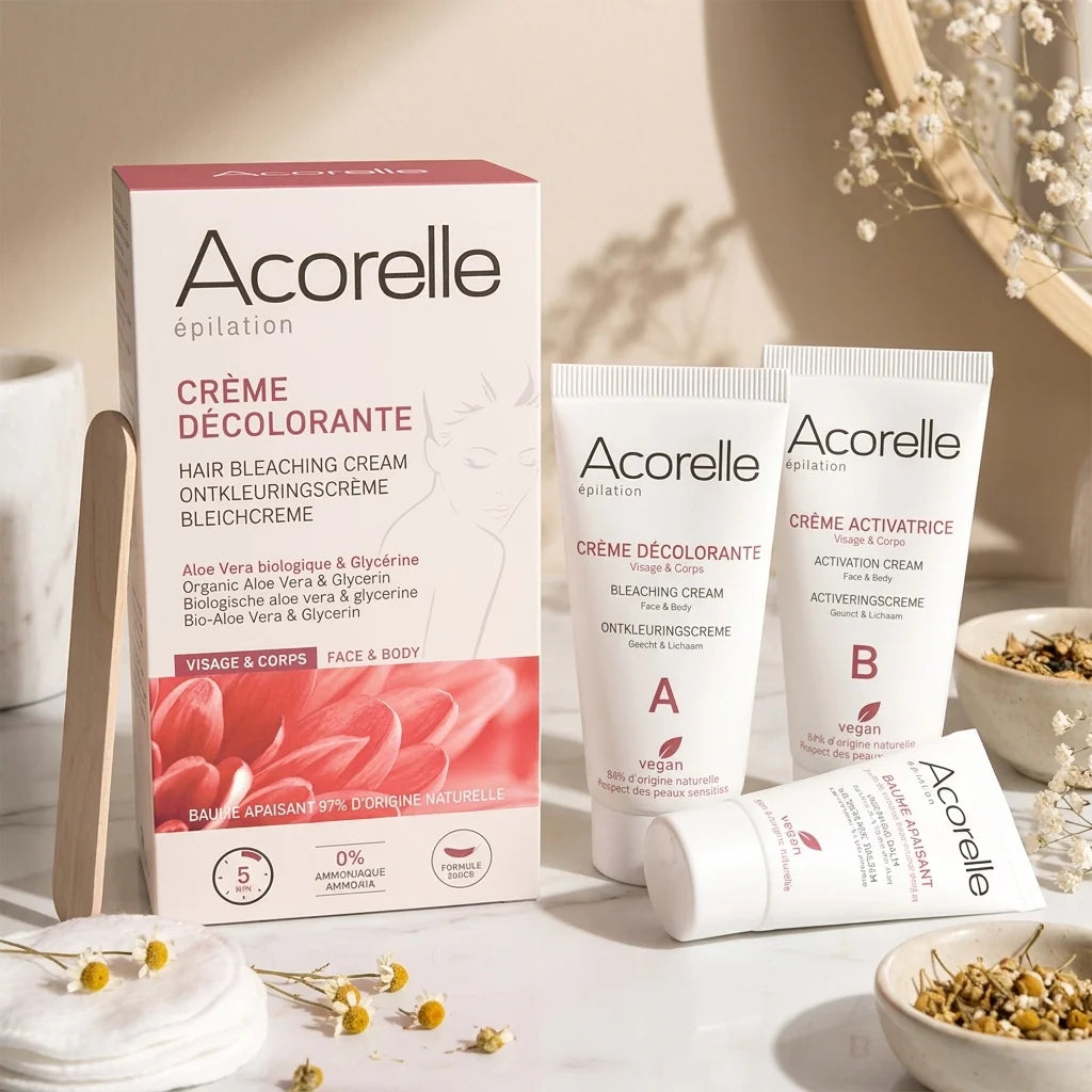 Crème décolorante visage corps Acorelle vegan sur vanité marbre avec fleurs