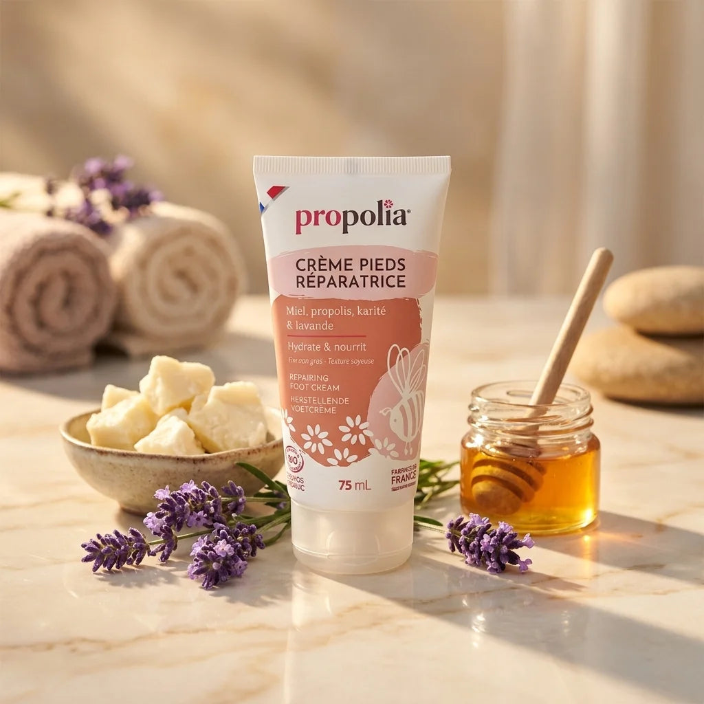 Crème pieds secs bio Propolia miel karité propolis sur marbre avec lavande
