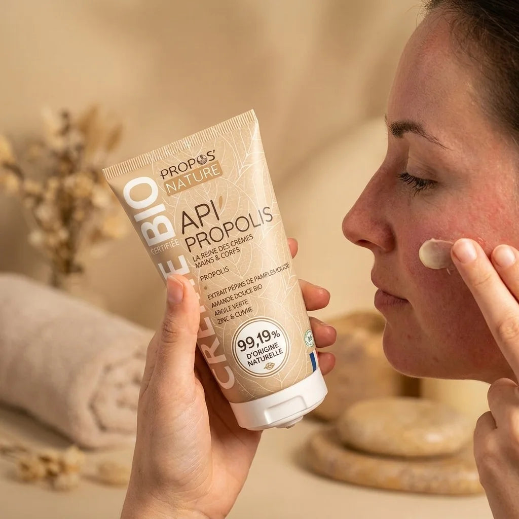 Crème Propolis bio Propos'Nature appliquée sur peau sensible irritée, tube packaging visible