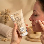Crème Propolis bio Propos'Nature appliquée sur peau sensible irritée, tube packaging visible