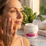 Crème revitalisante Gelée Royale Pollen Q10 Propolia appliquée sur peau mature