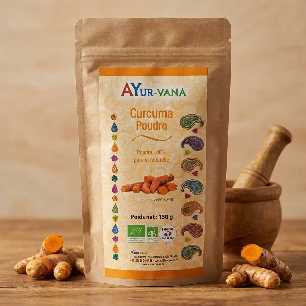 Curcuma Bio Ayur-vana en poudre avec racines fraîches et mortier sur surface bois
