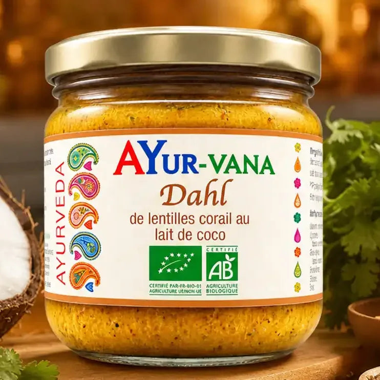 Dahl de lentille corail AYur-vana 320g avec ingrédients frais et épices sur table en bois
