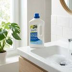 Déboucheur canalisation Etamine du Lys dans salle de bain moderne avec évier et plantes
