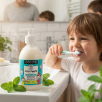 Denti'freeze Menthe Coslys bio - enfant se brossant les dents avec le dentifrice en pompe