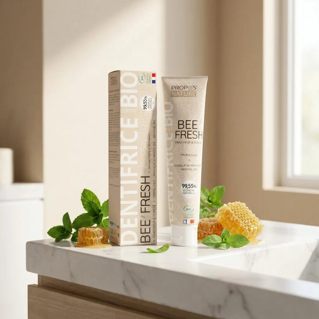 Dentifrice BEE'FRESH bio Propos'Nature avec feuilles de menthe et miel sur marbre blanc