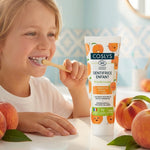 Dentifrice enfant pêche bio Coslys, enfant se brossant les dents en salle de bain moderne