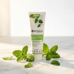 Dentifrice fluor Bio Centifolia 75ml avec feuilles de menthe fraîche sur marbre blanc