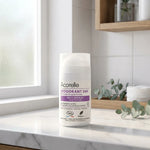 Déodorant roll-on Acorelle 24h bio peaux sensibles sur surface marbre, ambiance spa minimaliste