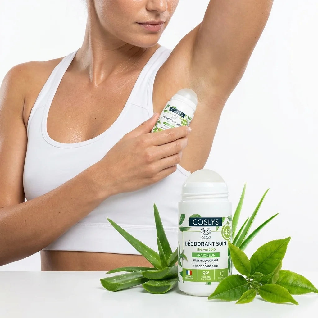 Déodorant bio Coslys thé vert appliqué après yoga, protection 48h naturelle