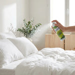 Désodorisant spray vegan Etamine du Lys en utilisation sur linge blanc