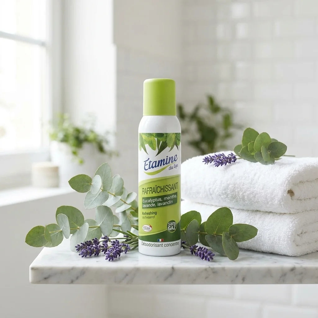 Désodorisant spray vegan Etamine du Lys sur étagère marbre avec eucalyptus et lavande