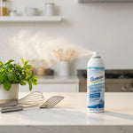 Destructeur d'Odeurs Etamine du Lys spray en action dans une cuisine moderne