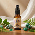 Elixir d'Emeraude spray en flacon ambré avec éléments verts naturels et cristaux pour ritual bien-être quotidien