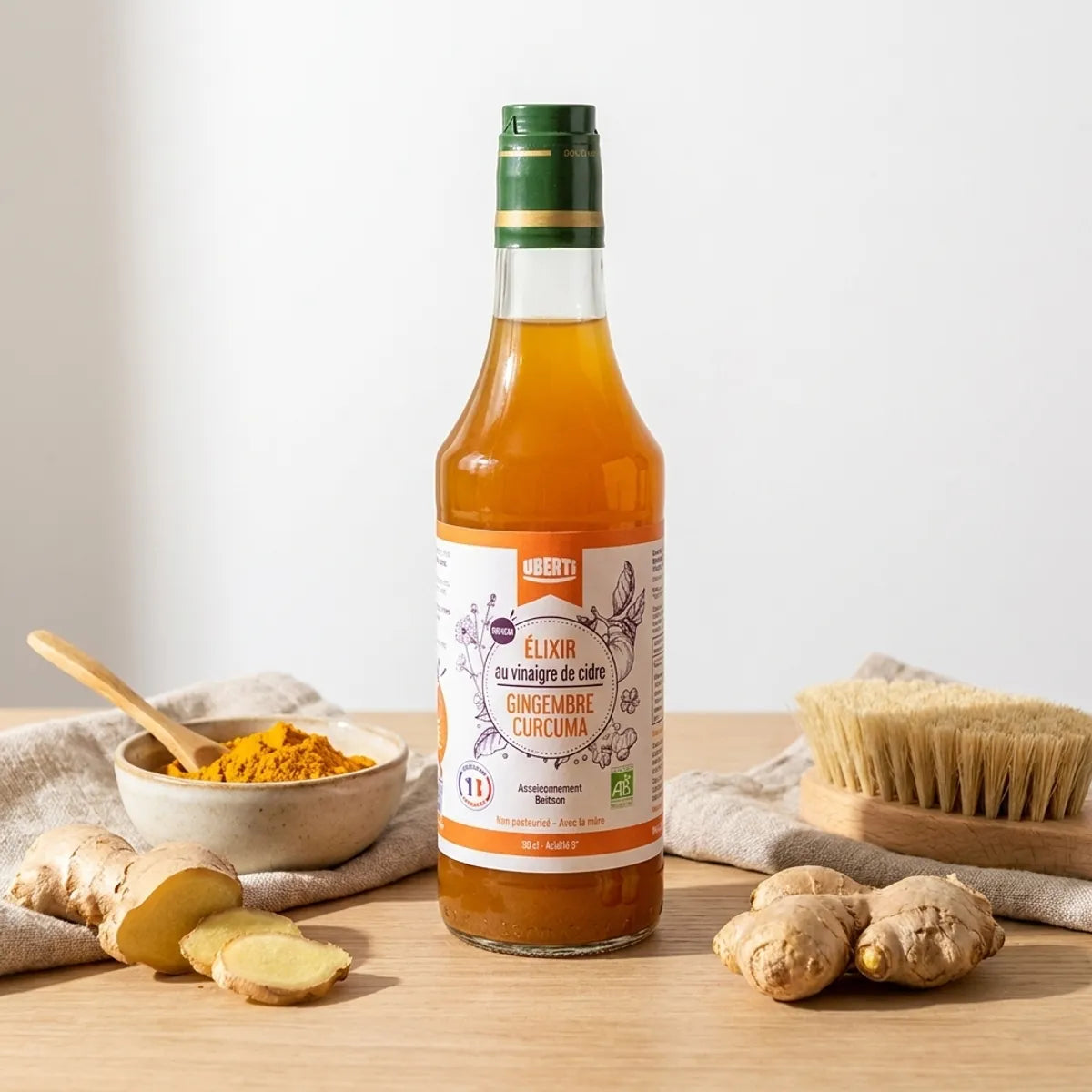 Élixir bio gingembre-curcuma Uberti avec ingrédients naturels et accessoires bien-être