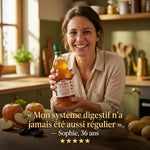Femme tenant Elixir Le Royal bio avec témoignage 5 étoiles en cuisine
