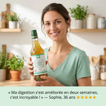 Femme présentant Elixir Menthe Spiruline bio Uberti 50cl avec témoignage client 5 étoiles en cuisine