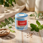 Flacon Equibase en gélules sur bois avec éléments wellness naturels et lumière du jour