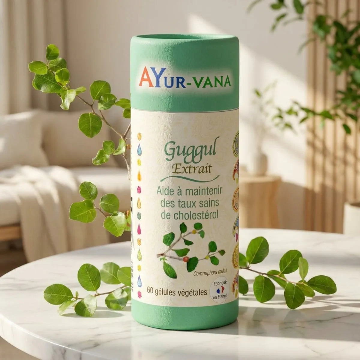 Flacon Extrait de Guggul vegan Ayurvana entouré de feuilles botaniques vertes sur surface marbre