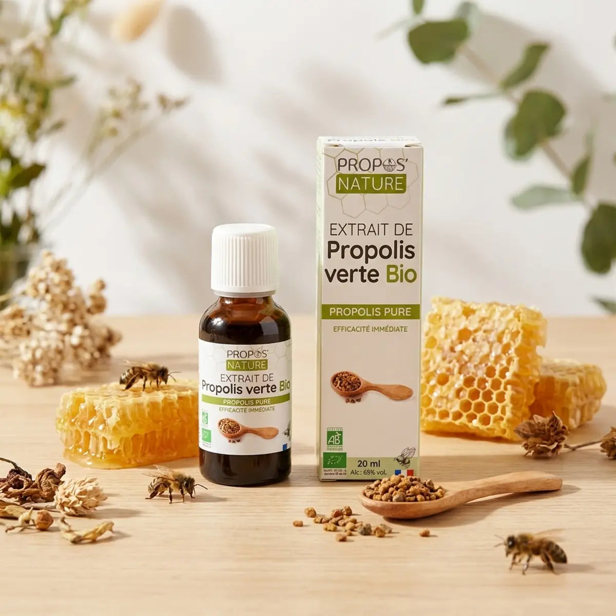 Extrait de propolis verte BIO Propos'Nature avec emballage, rayon de miel et ingrédients botaniques