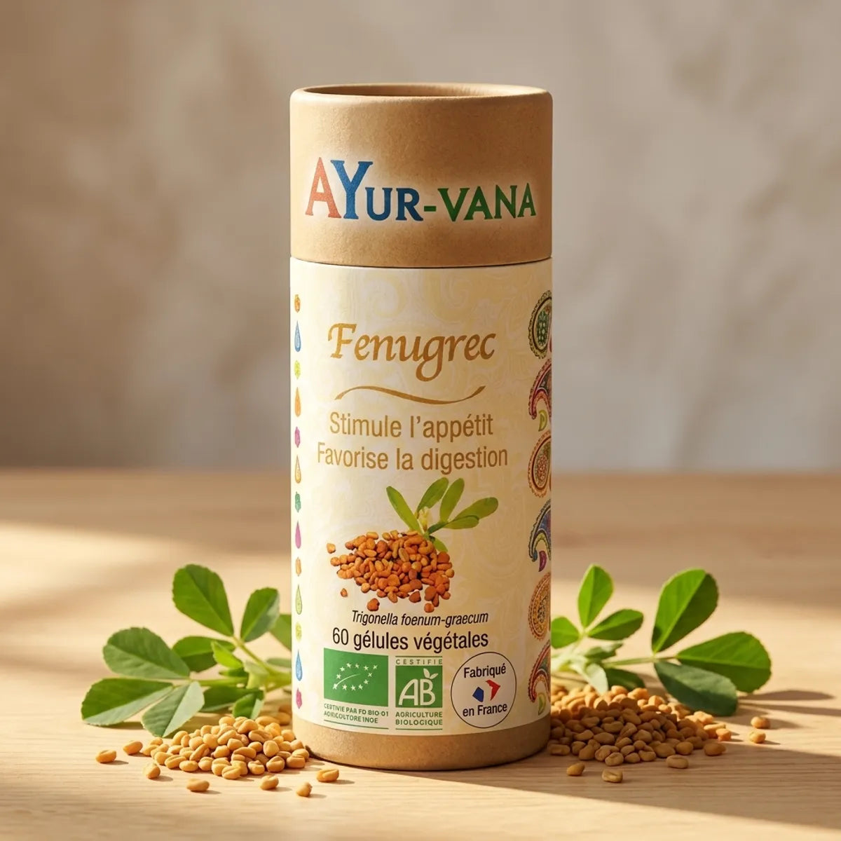 Gélules Fenugrec bio Ayurvana avec graines et feuilles vertes sur fond naturel