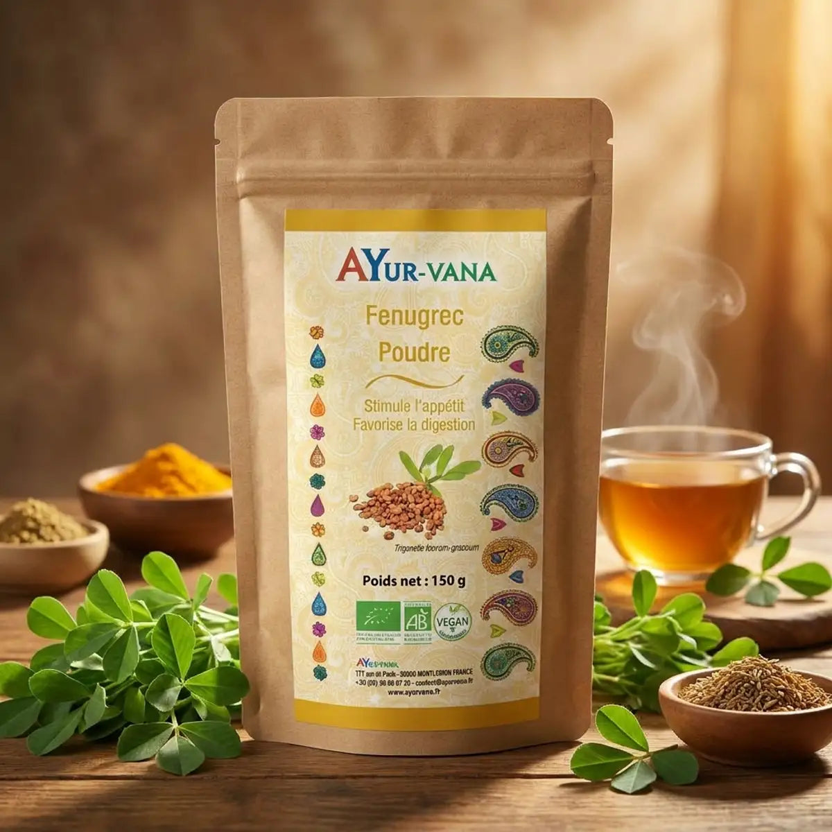 Poudre de fenugrec bio Ayur-Vana avec feuilles fraîches et tisane ayurvédique sur bois