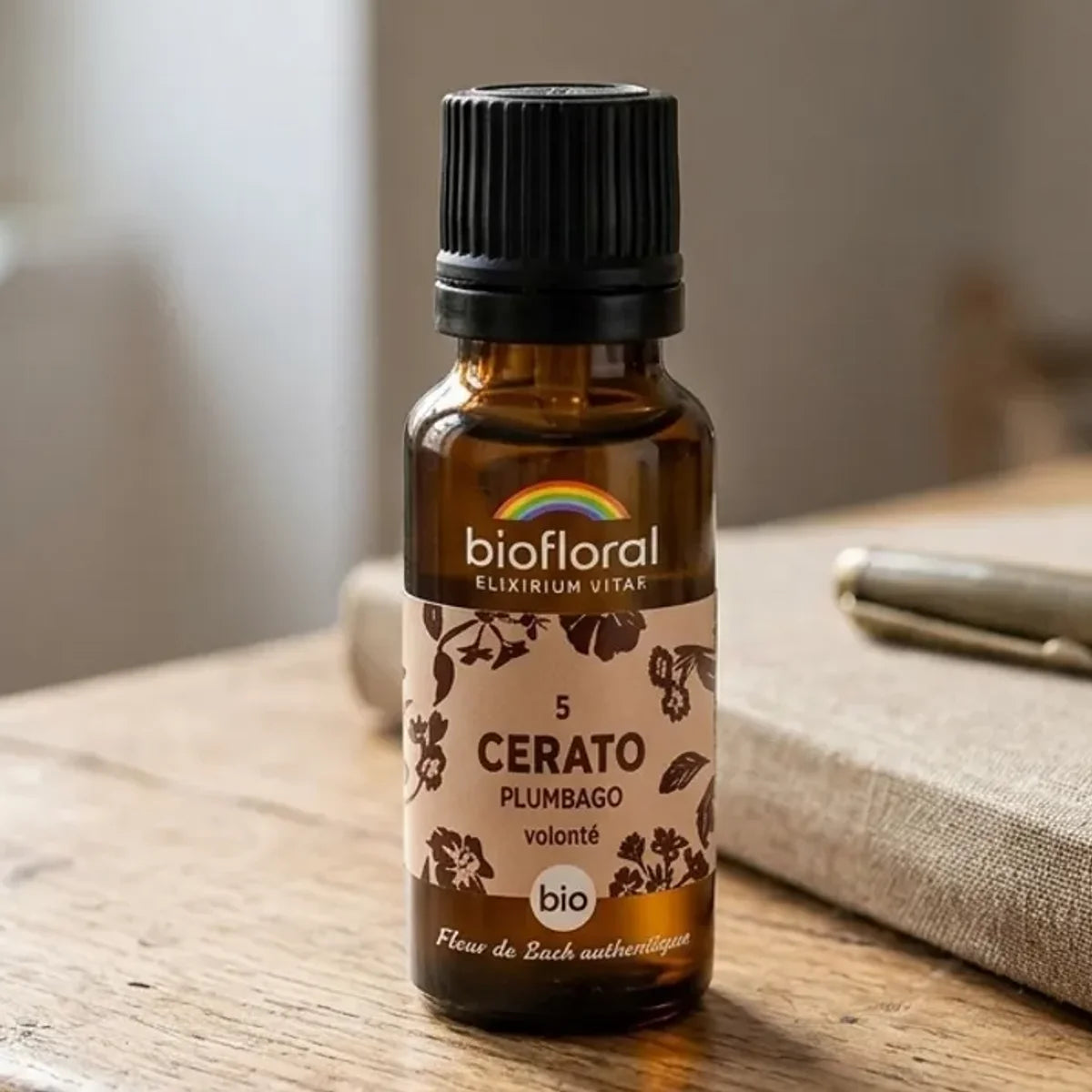 Fleur de Bach Cerato bio Biofloral en granules sur bureau avec journal et stylo
