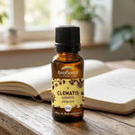 Fleur de Bach Clematis bio en granules Biofloral sur bureau avec journal et plantes