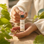 Fleurs de Bach Bio Vigne en compte-goutte avec feuilles vertes et mains serenes