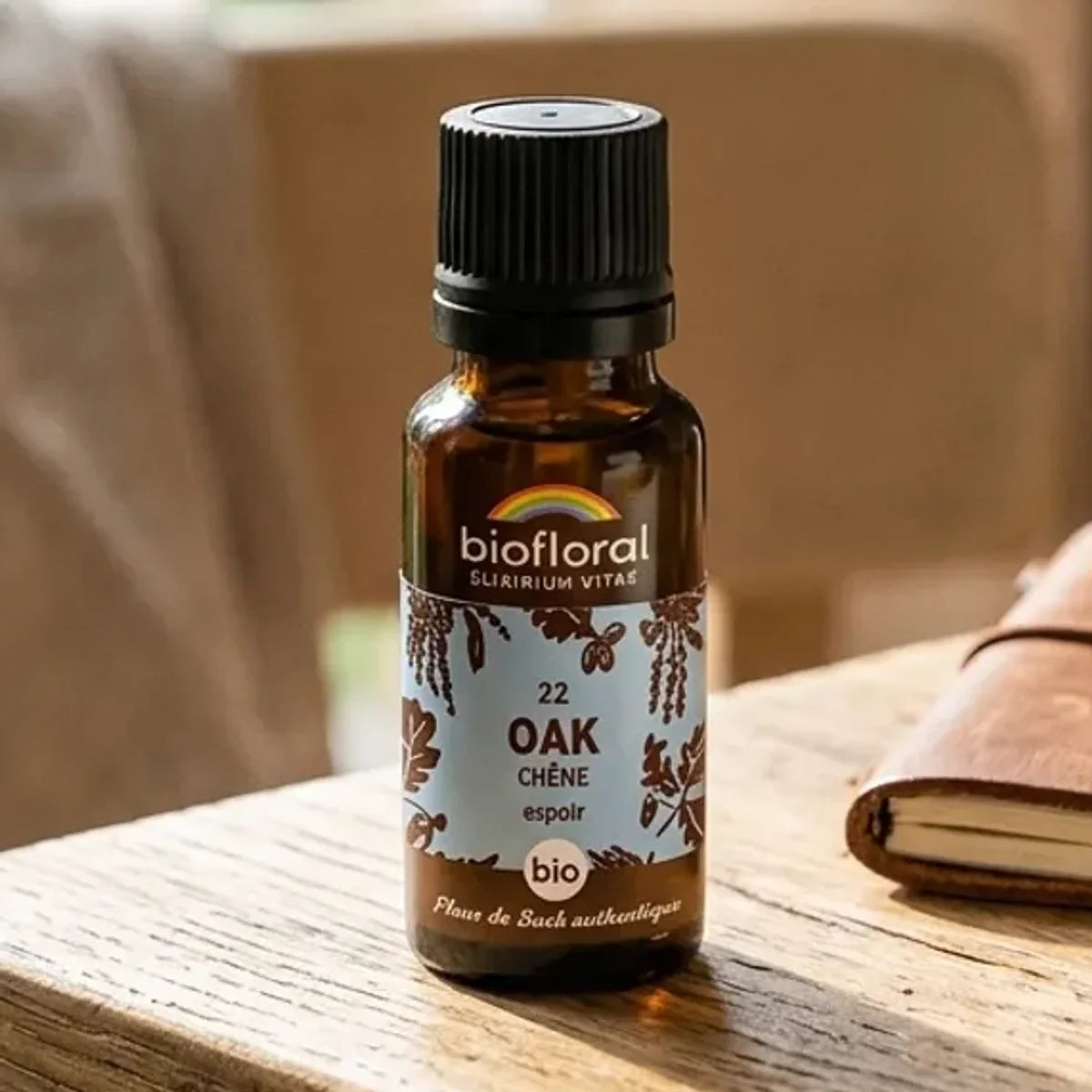 Fleurs de Bach Chêne Bio en granules Biofloral : flacon ambré sur un bureau en bois, lumière douce du matin