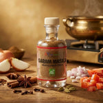 Garam Masala bio Ayurvana avec épices et légumes dans une cuisine indienne