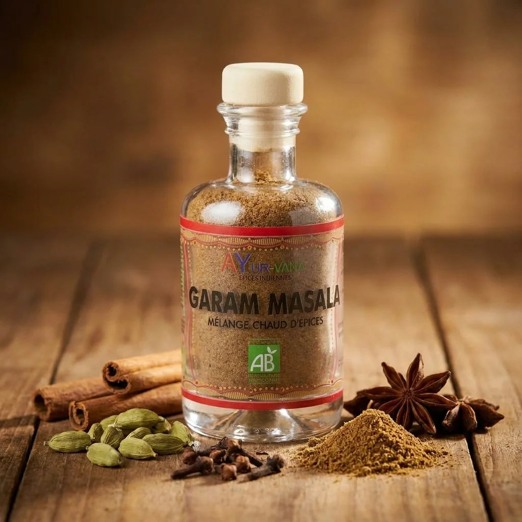 Pot de Garam Masala bio Ayurvana avec épices indiennes fraîches sur surface en bois