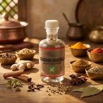 Ayurvana Garam Masala bio avec épices entières, gingembre frais et bols de poudres sur bois